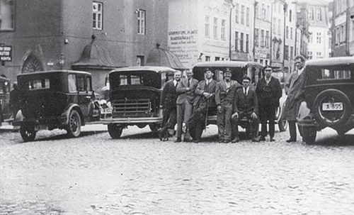 Такие такси можно было увидеть в 1934 году стоящими на Ратушной площади. Фото: Фридрих Соомер.