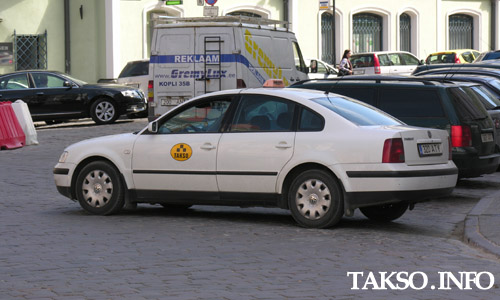 Такси на углу Вана-Пости и Мюйривахе. Фото Виталия Фактулина / Vene Reklaam.
